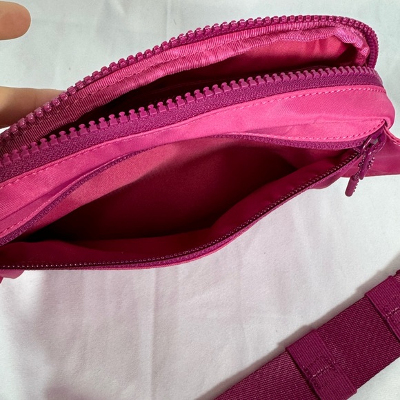 Everywhere Belt Bag Large 2L (Rasberry Coulis) - Picture 4 of 5